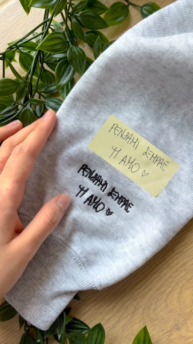 Felpa con dedica personalizzata nella manica - UNISEX - immagine 3