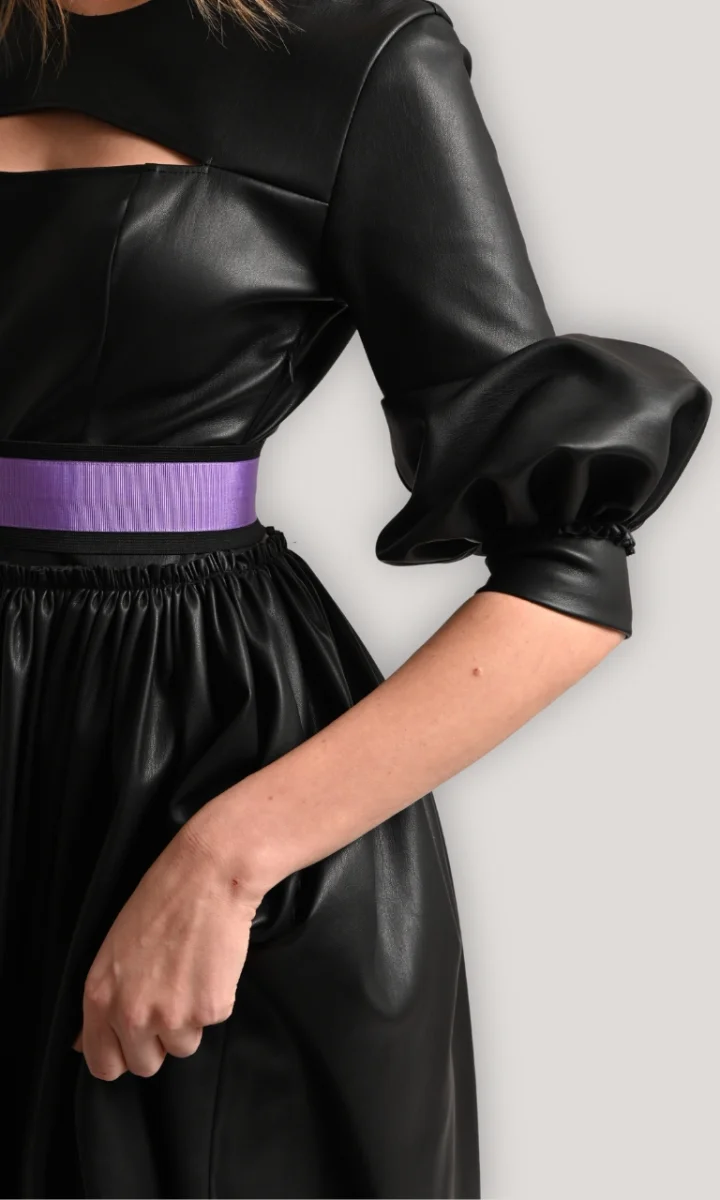 Abito con maniche a sbuffo lungo sportivo in pelle nera - immagine 3