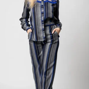 Completo donna elegante in lana con camicia a righe e dettagli in pizzo