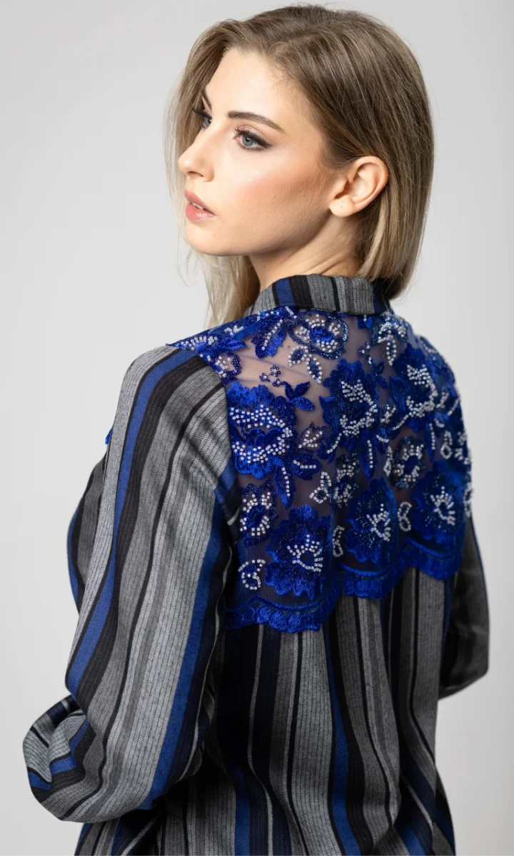 Completo donna elegante in lana con camicia a righe e dettagli in pizzo - immagine 3