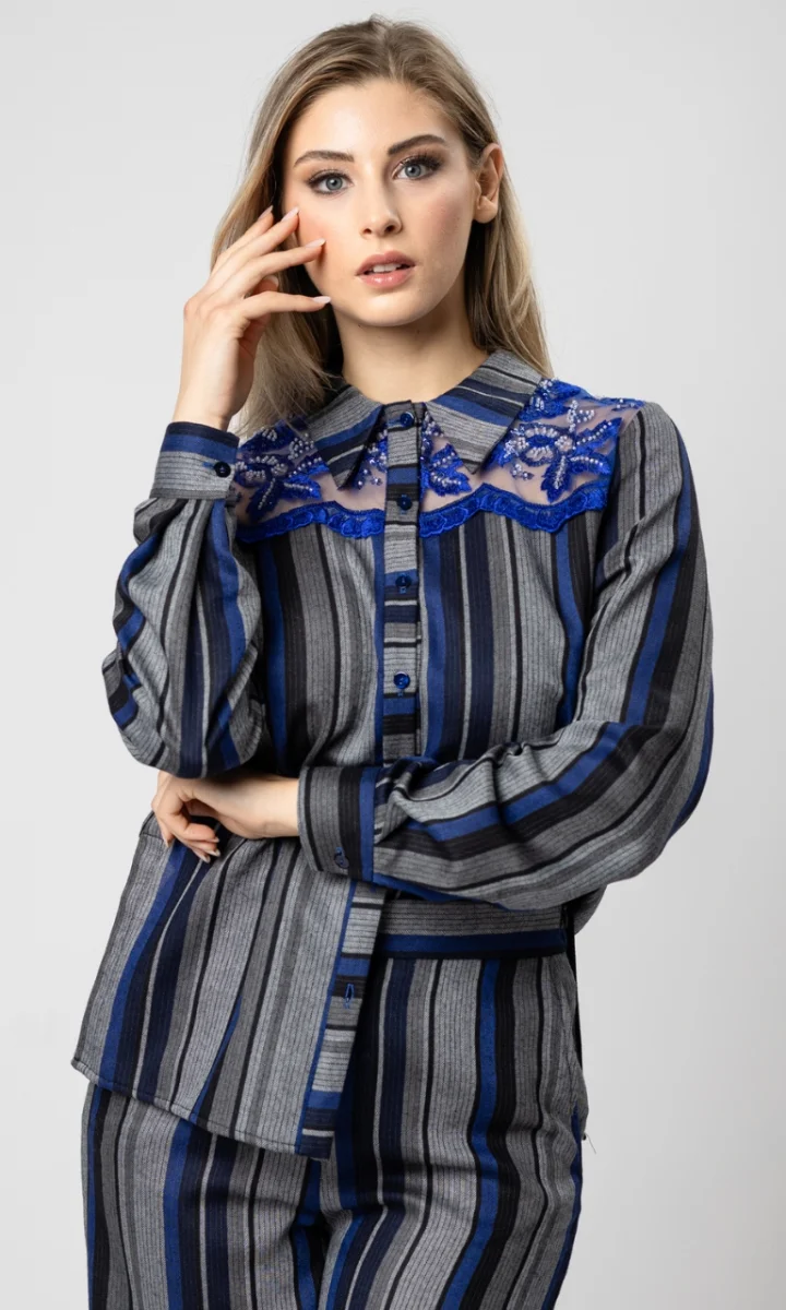 Completo donna elegante in lana con camicia a righe e dettagli in pizzo - immagine 5