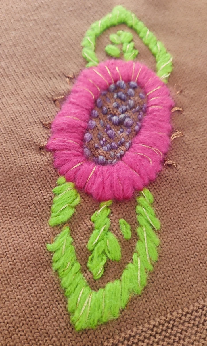 Maglia tabacco con ricami ai ferri da donna - immagine 3