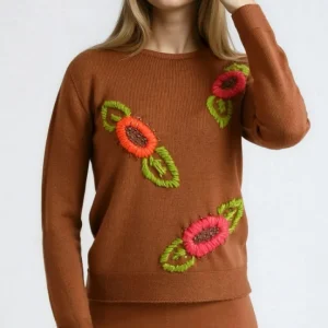 Maglia tabacco con ricami ai ferri da donna