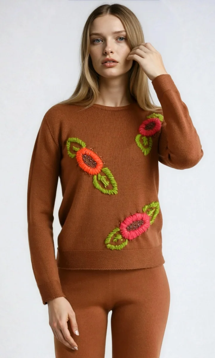 Maglia tabacco con ricami ai ferri da donna - immagine 2