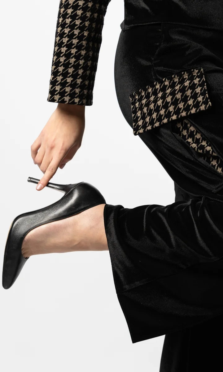 Pantaloni cargo da donna neri in velour - immagine 3