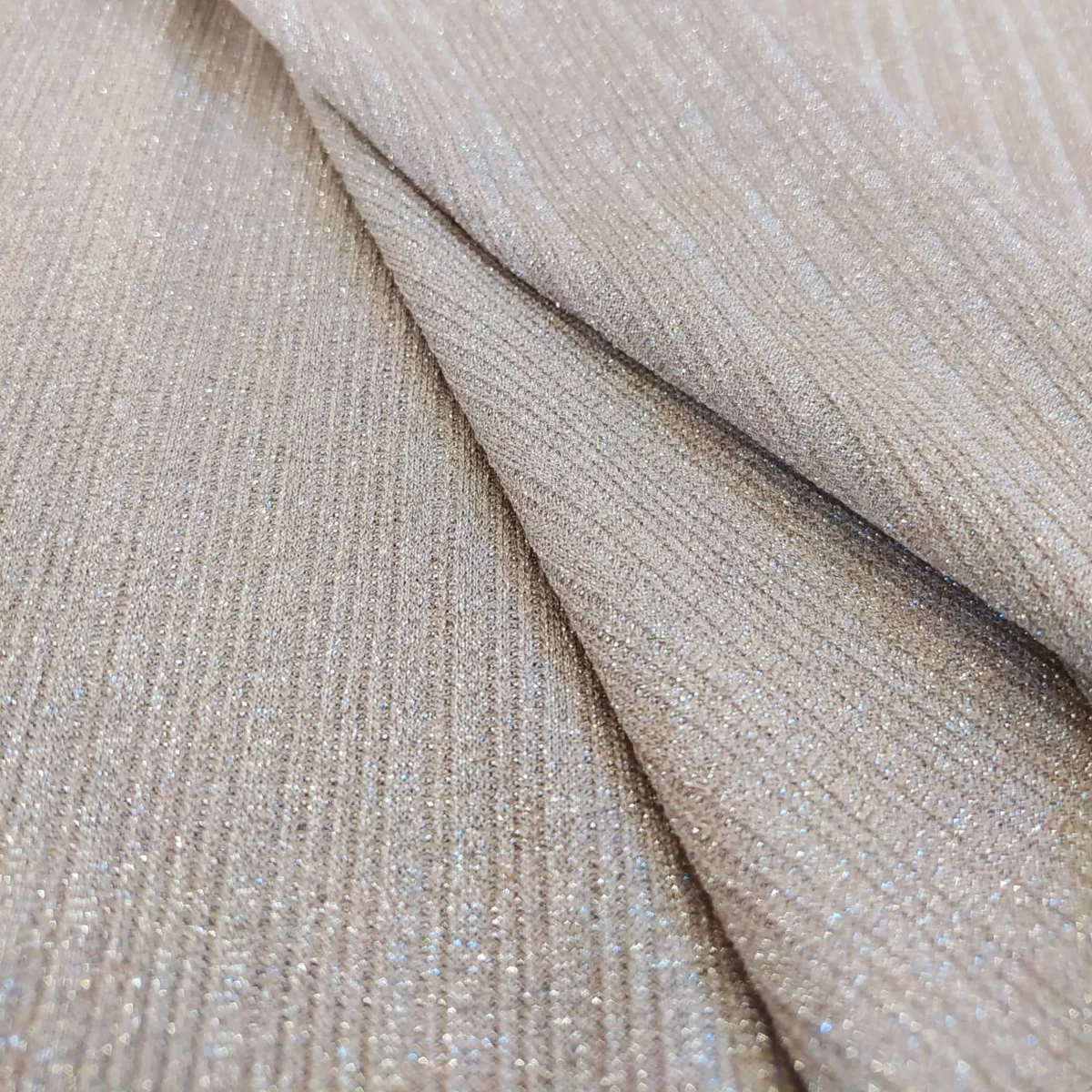 Tessuto maglia di viscosa beige per maglieria artigianale - immagine 3