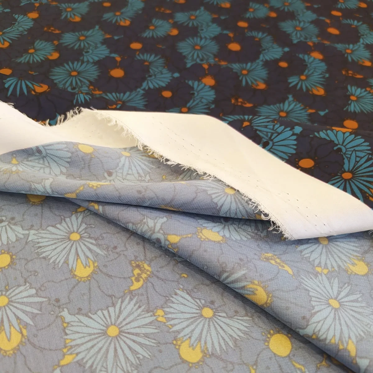 Tessuto raso di seta pura a fantasia floreale colore blu - immagine 5