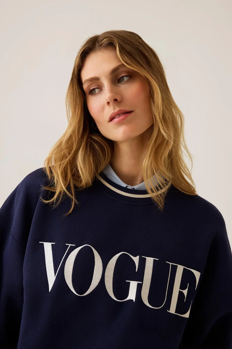 VOGUE Sweatshirt Navy Embroidered Cream Logo - immagine 4