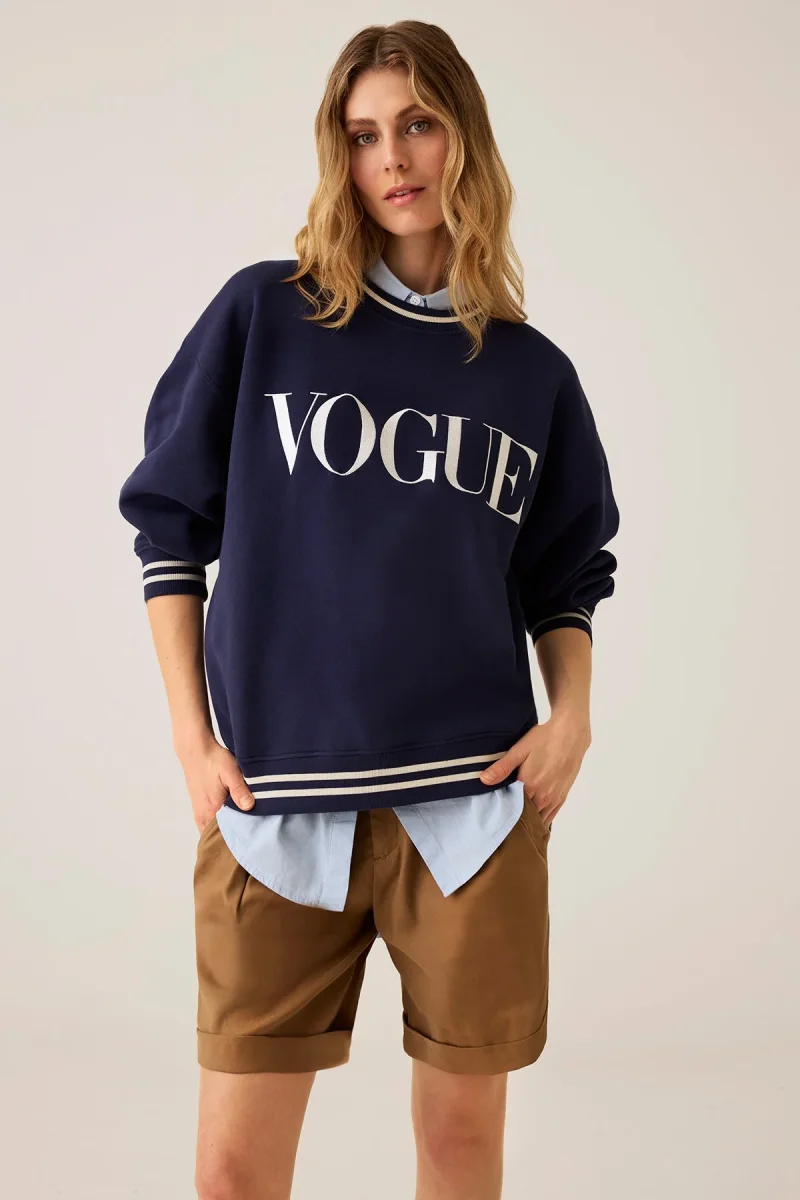 VOGUE Sweatshirt Navy Embroidered Cream Logo - immagine 3