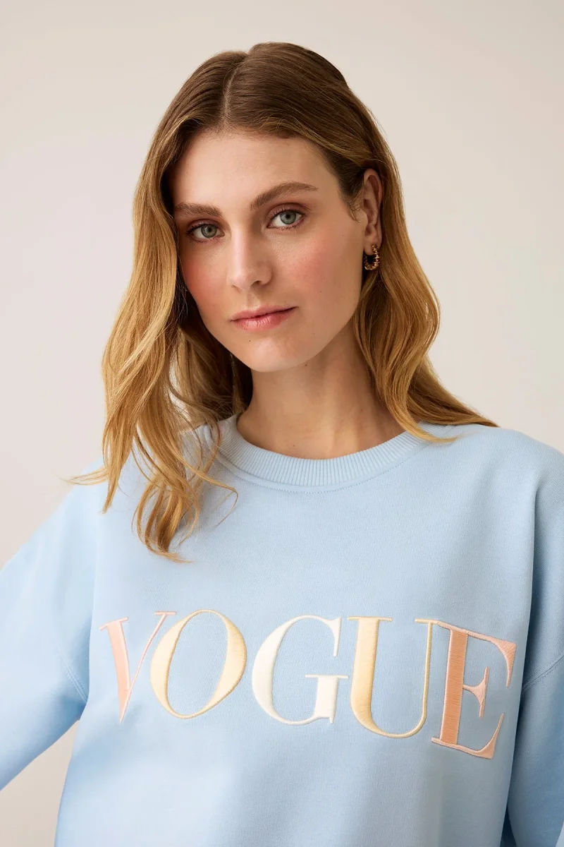 VOGUE Sweatshirt Light Blue Embroidered Colorful Logo - immagine 4