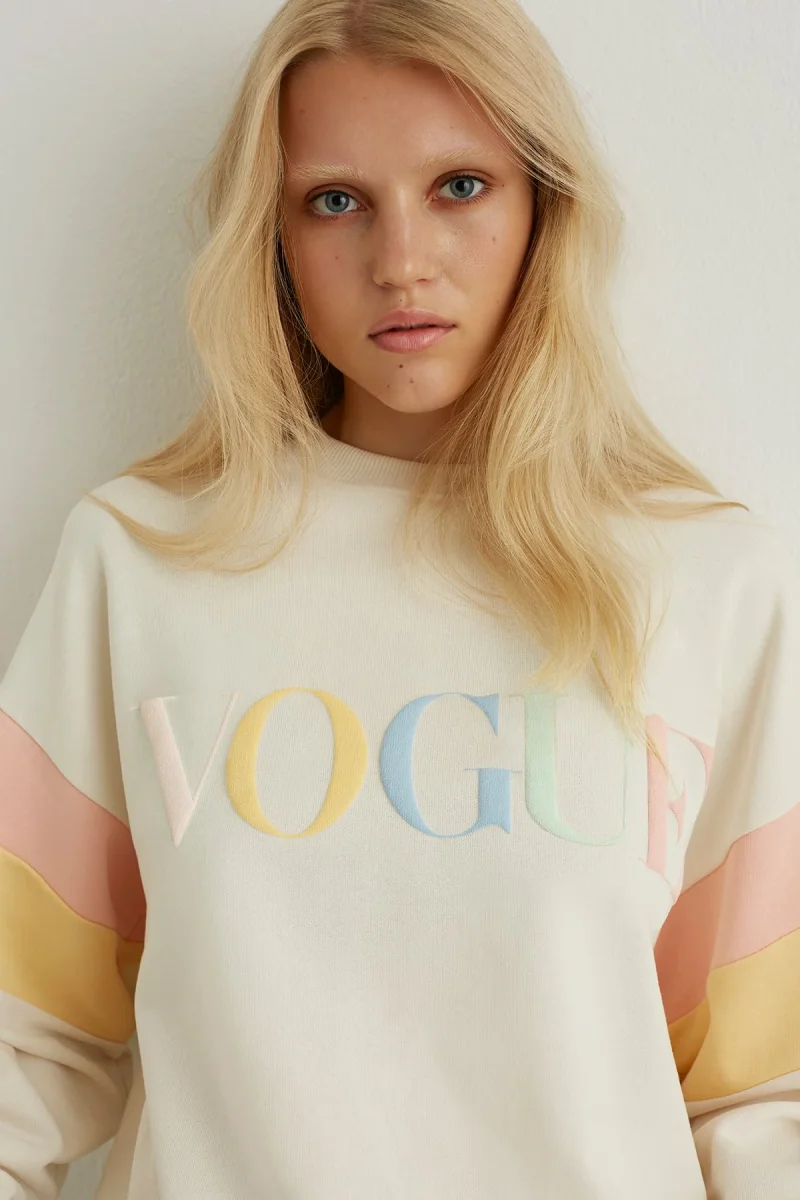 VOGUE Sweatshirt Ivory Embroidered Colorful Logo - immagine 7