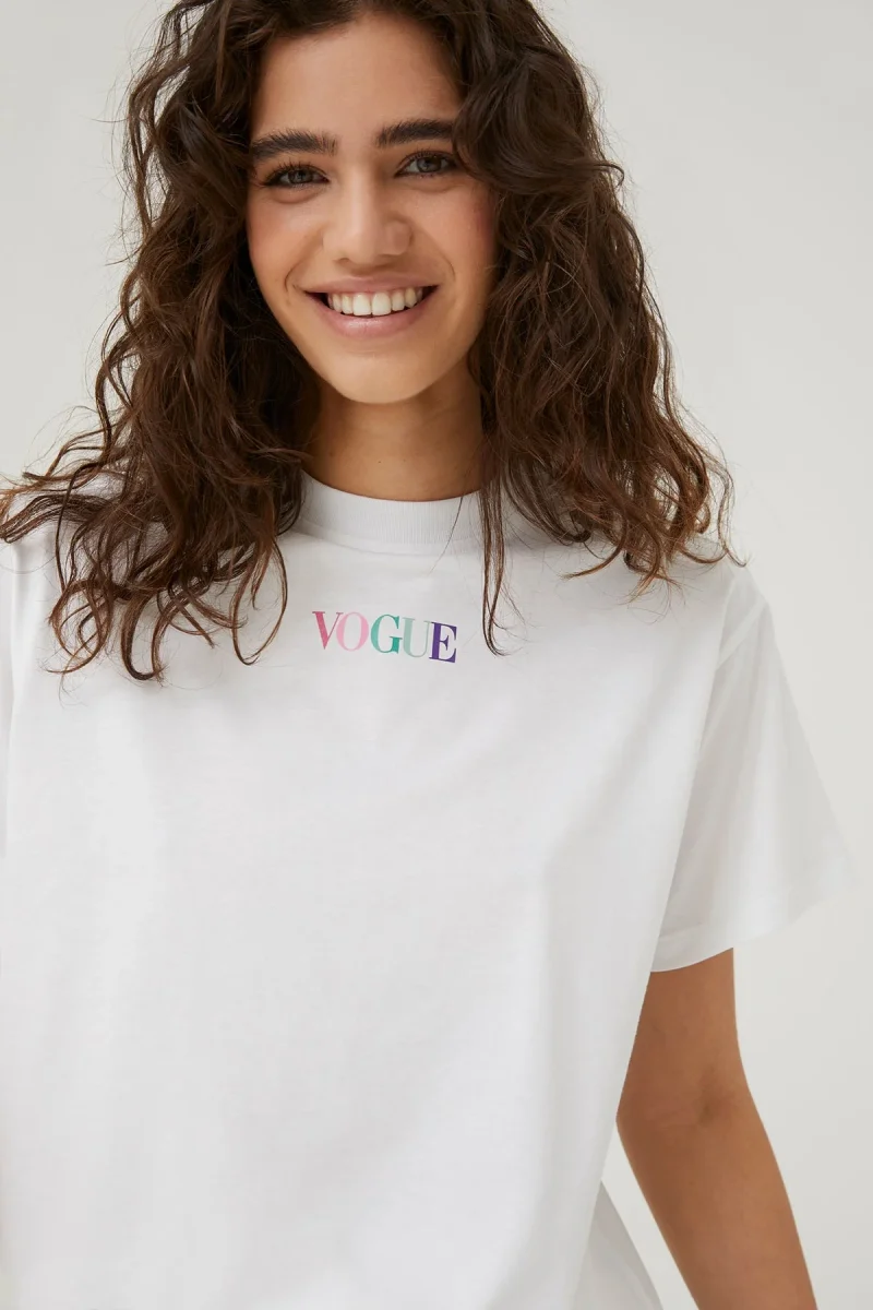 VOGUE T-Shirt White Small Embroidered Rainbow Logo - immagine 3