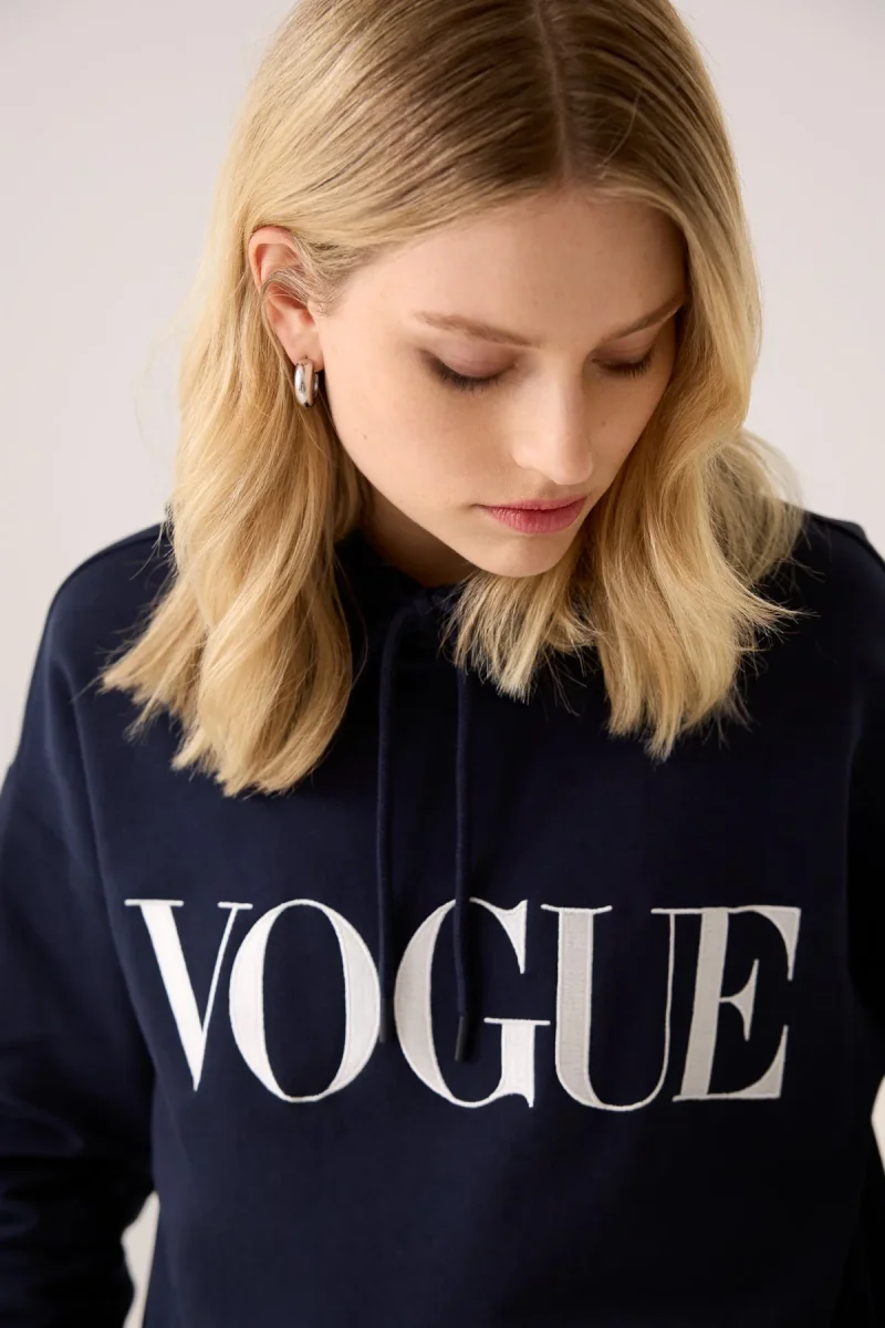 VOGUE Hoodie Navy Embroidered Logo - immagine 3